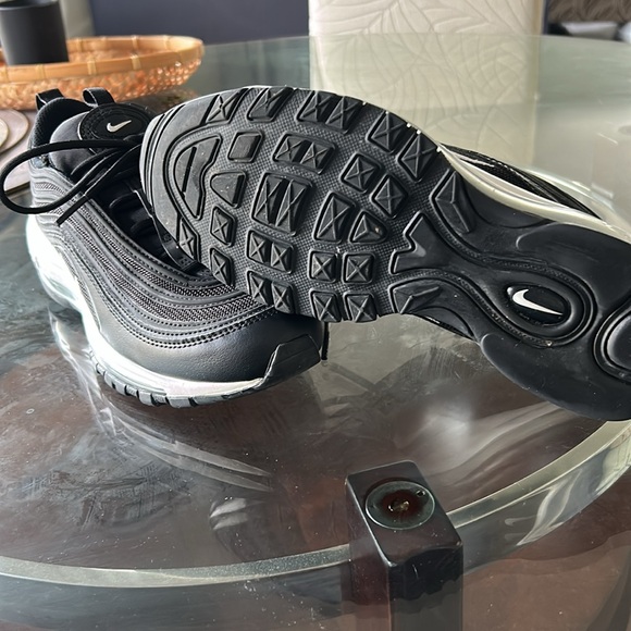 Nike Black and White Women's Sneakers - Picture 2 of 2